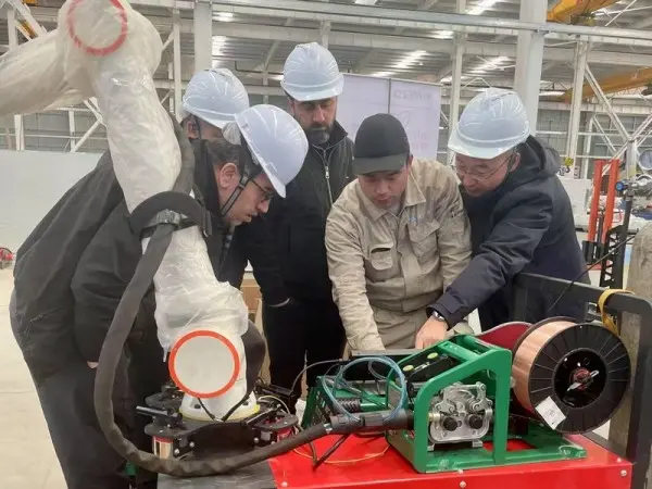 Group photo of customers (2)