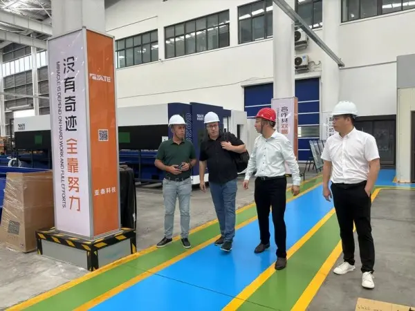 Group photo of customers (4)